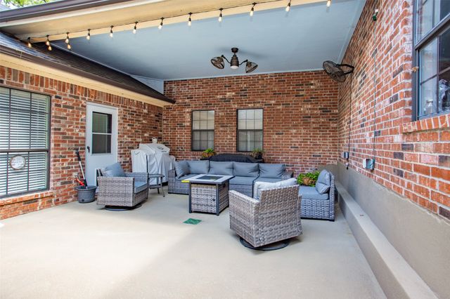 205 Kiowa Drive E, Gainesville, TX 76240