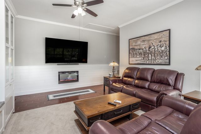 205 Kiowa Drive E, Gainesville, TX 76240