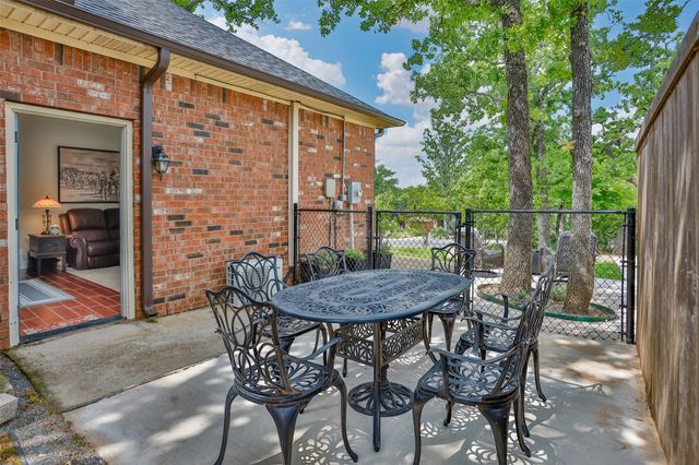 205 Kiowa Drive E, Gainesville, TX 76240