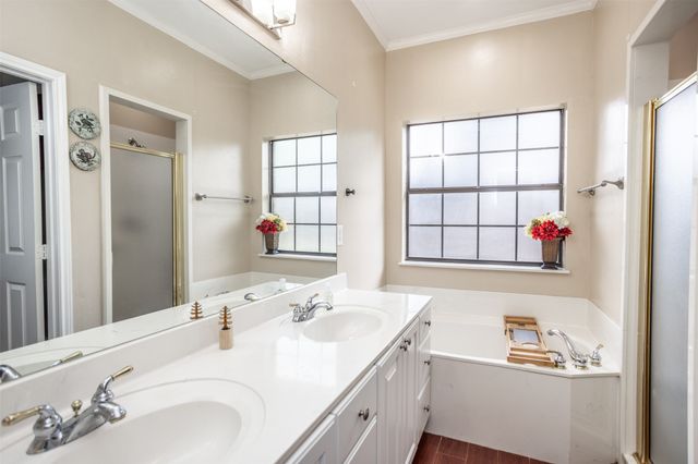 205 Kiowa Drive E, Gainesville, TX 76240