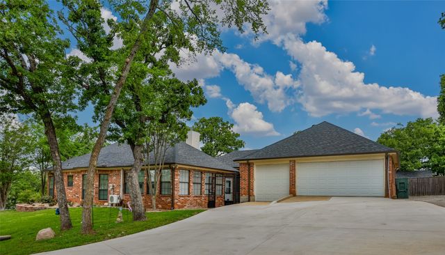 205 Kiowa Drive E, Gainesville, TX 76240
