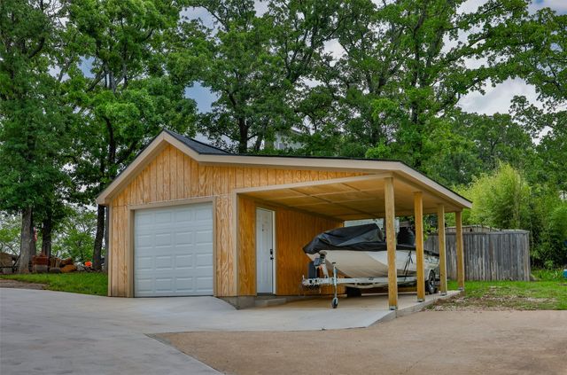 205 Kiowa Drive E, Gainesville, TX 76240