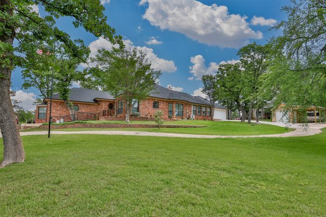 205 Kiowa Drive E, Gainesville, TX 76240