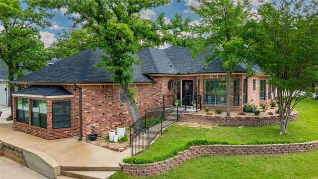 205 Kiowa Drive E, Gainesville, TX 76240