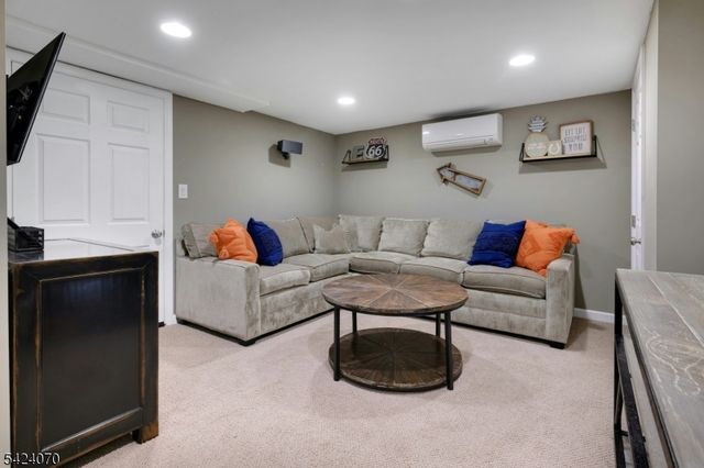 6 Yorke Rd, Mountain Lakes Boro, NJ 07046