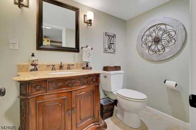 6 Yorke Rd, Mountain Lakes Boro, NJ 07046