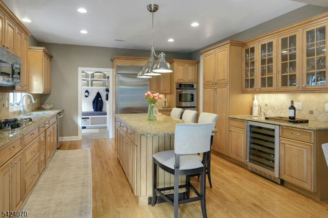 6 Yorke Rd, Mountain Lakes Boro, NJ 07046