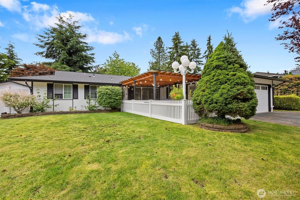 7624 141st Avenue NE, Redmond, WA 98052
