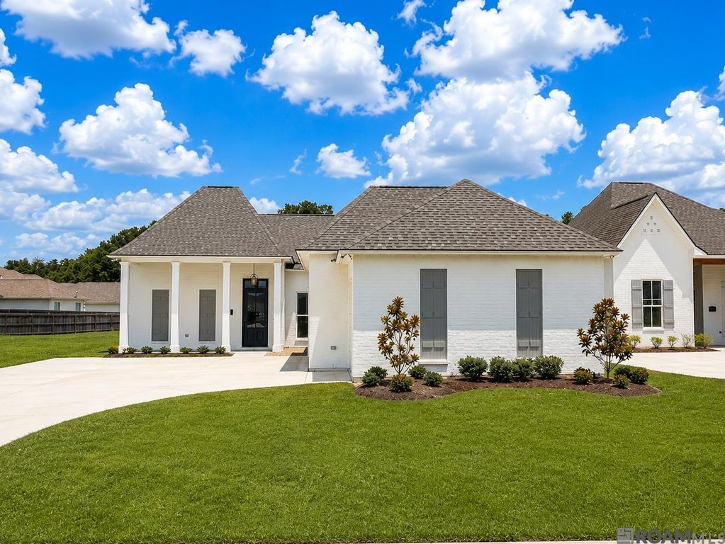 38158 Sweet Briar Dr, Prairieville, LA 70769