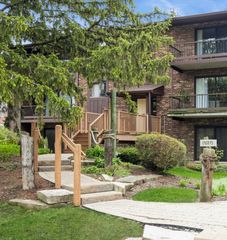 61 W Pier Drive 101, Westmont, IL 60559