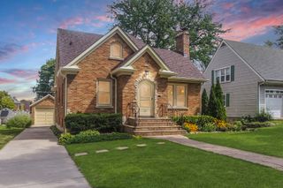 315 N Commonwealth Avenue, Elgin, IL 60123