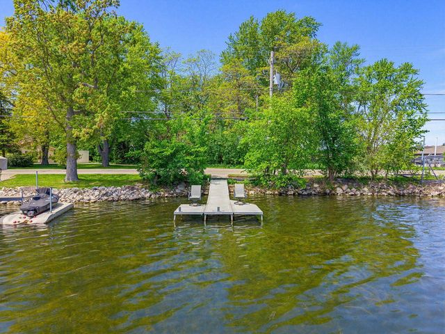 6912 N Tichigan ROAD, Waterford, WI 53185