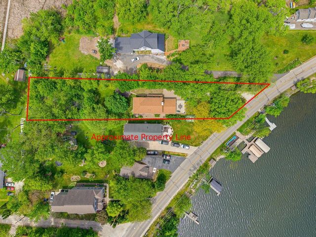 6912 N Tichigan ROAD, Waterford, WI 53185