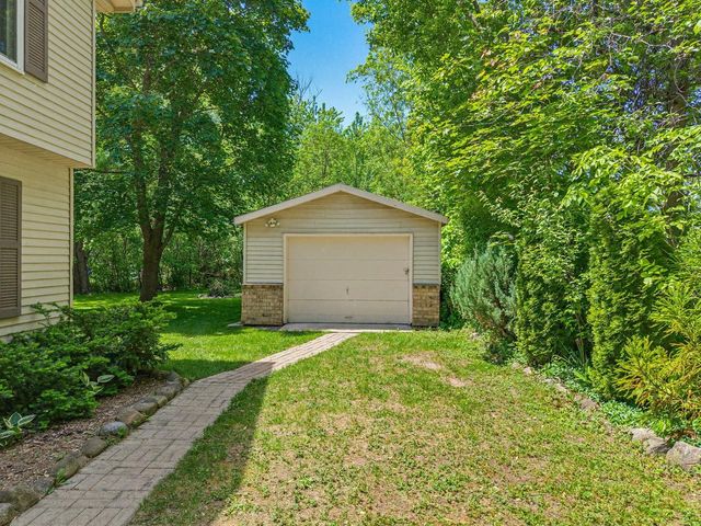 6912 N Tichigan ROAD, Waterford, WI 53185