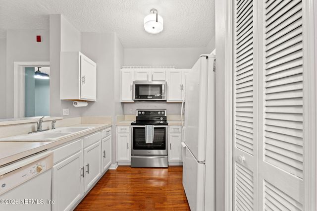 8601 BEACH Boulevard 320, Jacksonville, FL 32216