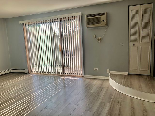 624 W 65th Street 6, Westmont, IL 60559