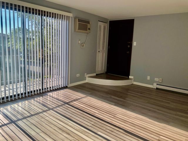 624 W 65th Street 6, Westmont, IL 60559