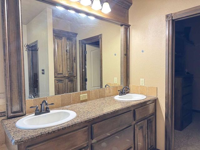 108 London Dr, Elgin, OK 73538