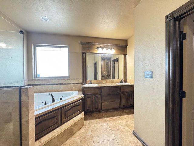 108 London Dr, Elgin, OK 73538