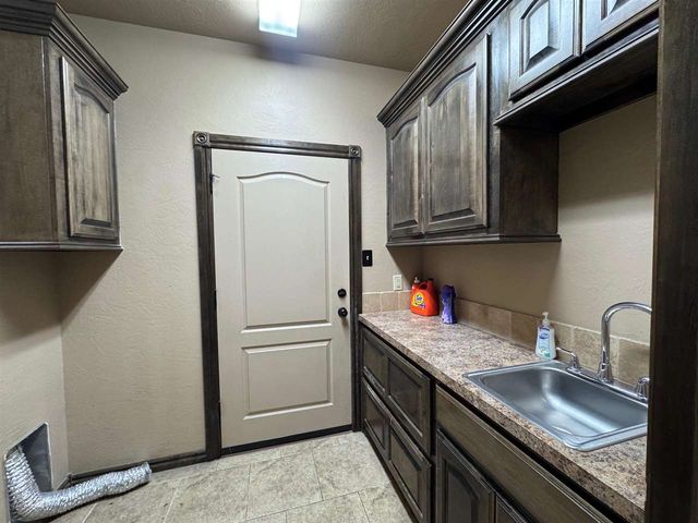 108 London Dr, Elgin, OK 73538