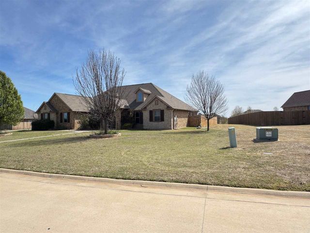 108 London Dr, Elgin, OK 73538