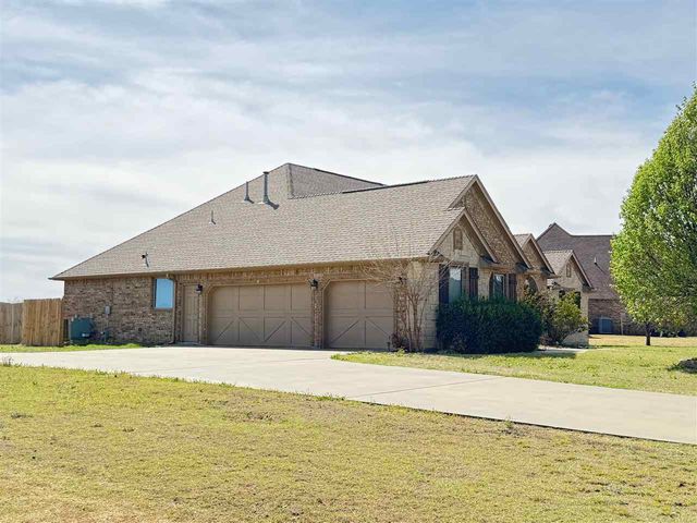 108 London Dr, Elgin, OK 73538
