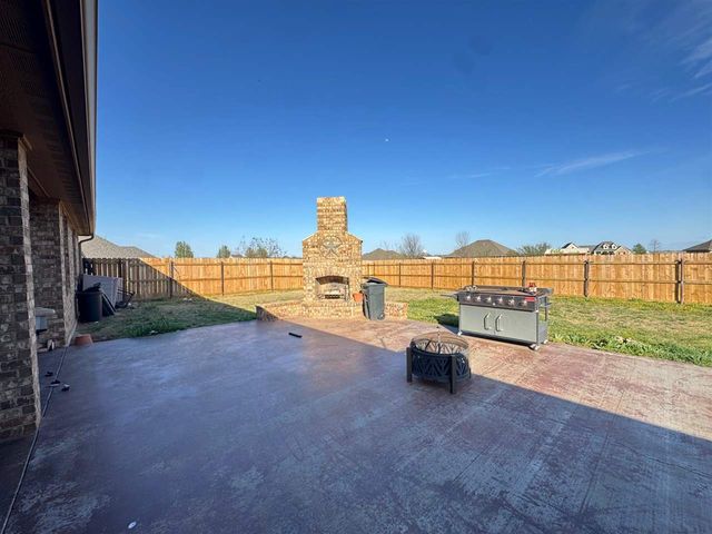 108 London Dr, Elgin, OK 73538