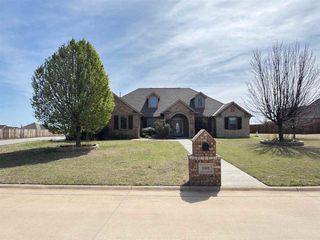 108 London Dr, Elgin, OK 73538