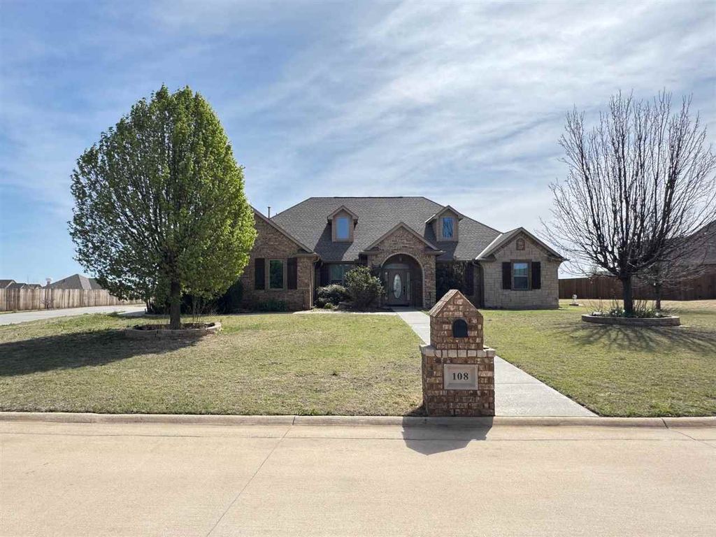 108 London Dr, Elgin, OK 73538