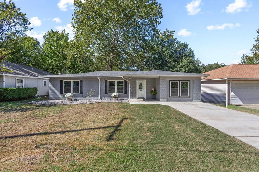 206 S Magnolia Street, Pottsboro, TX 75076