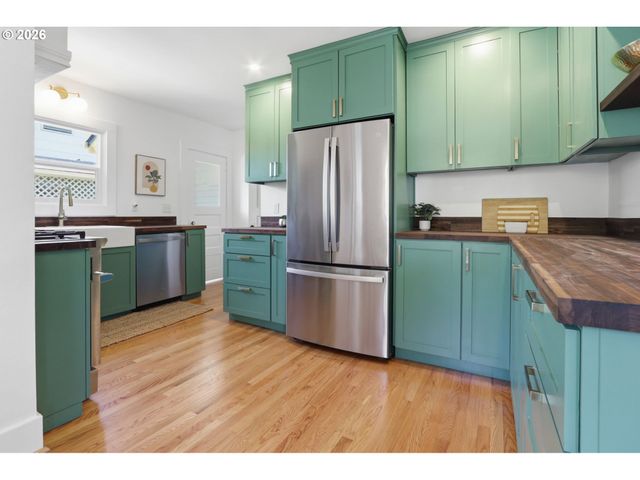 642 Ne HOLLAND St, Portland, OR 97211