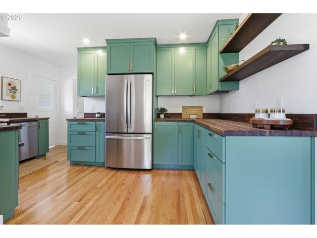 642 Ne HOLLAND St, Portland, OR 97211