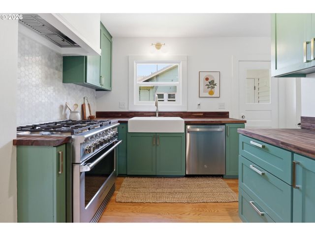 642 Ne HOLLAND St, Portland, OR 97211