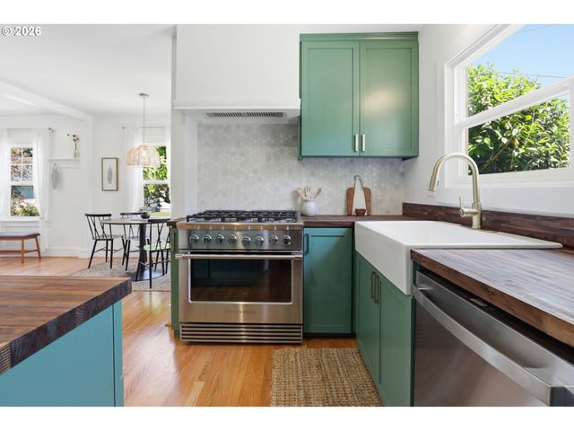 642 Ne HOLLAND St, Portland, OR 97211