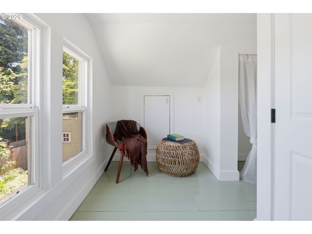 642 Ne HOLLAND St, Portland, OR 97211