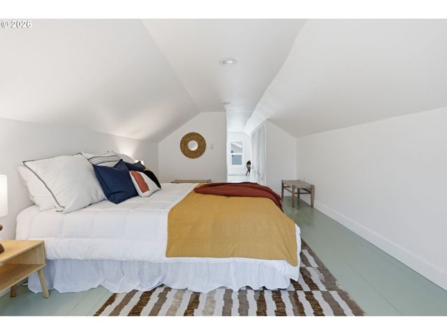 642 Ne HOLLAND St, Portland, OR 97211