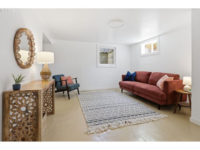 642 Ne HOLLAND St, Portland, OR 97211