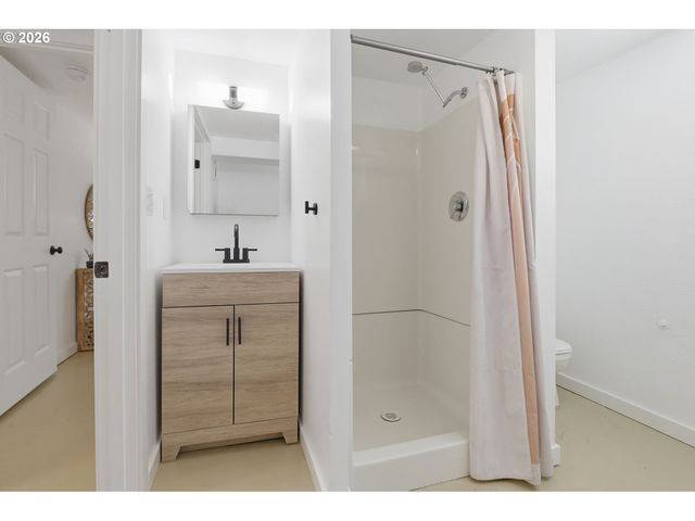 642 Ne HOLLAND St, Portland, OR 97211