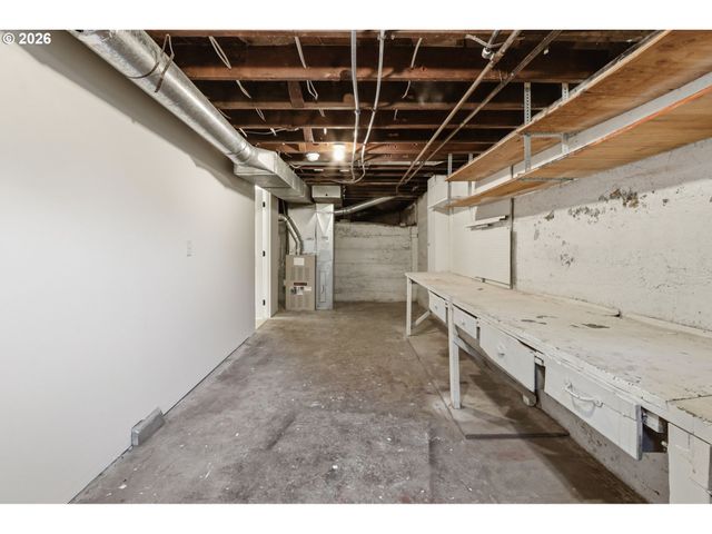 642 Ne HOLLAND St, Portland, OR 97211