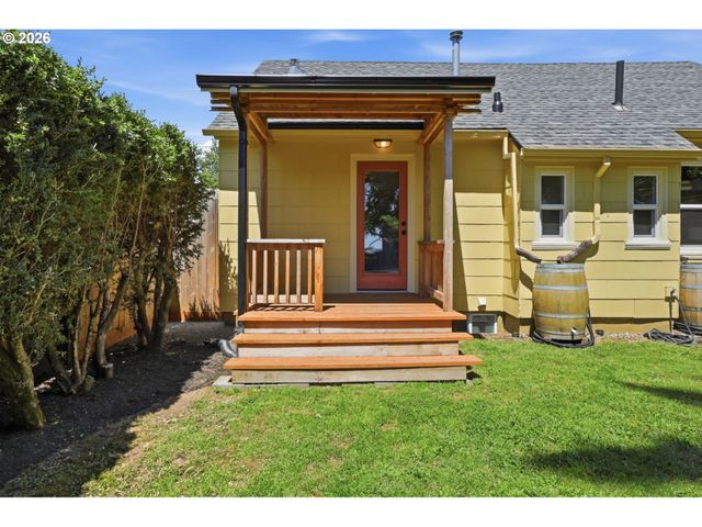 642 Ne HOLLAND St, Portland, OR 97211