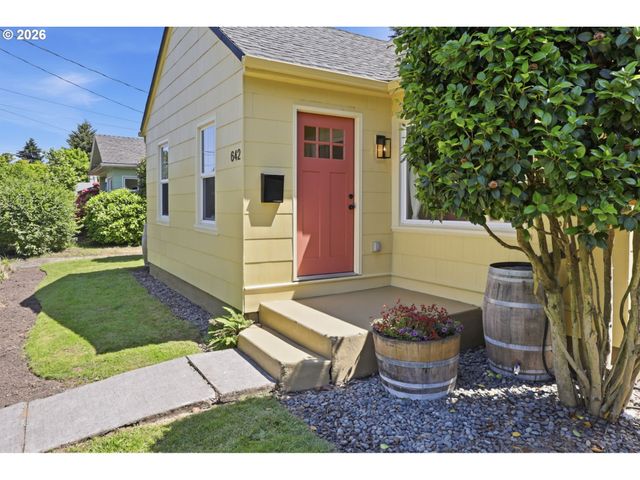 642 Ne HOLLAND St, Portland, OR 97211