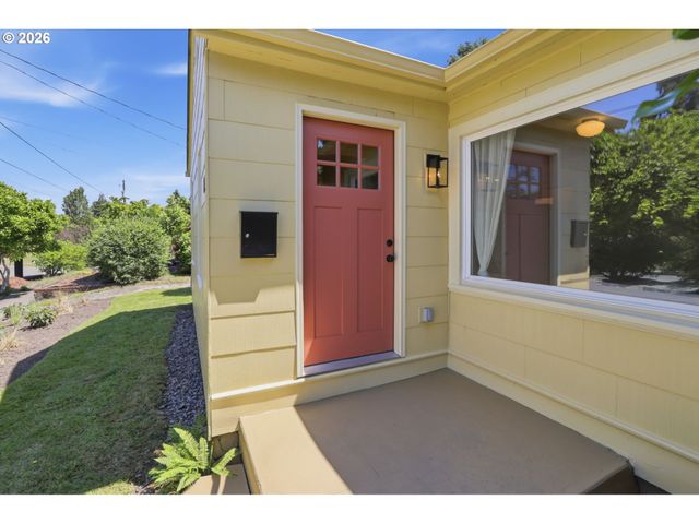 642 Ne HOLLAND St, Portland, OR 97211