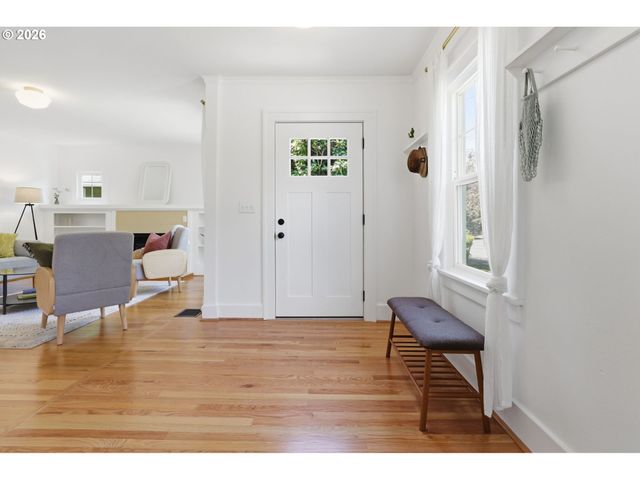 642 Ne HOLLAND St, Portland, OR 97211