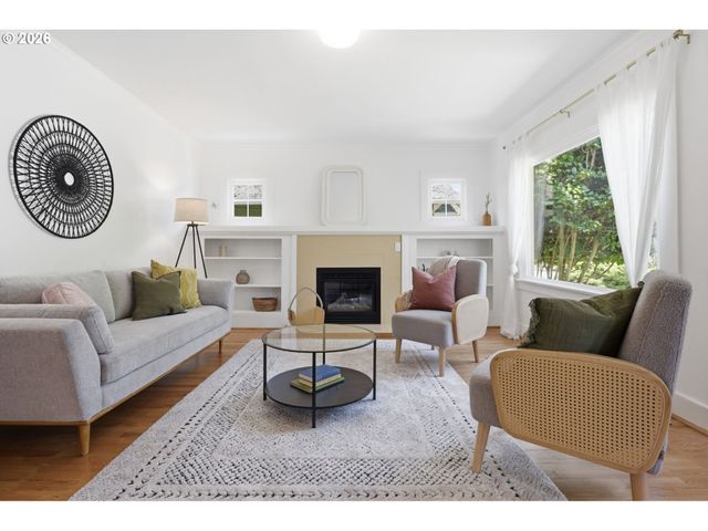 642 Ne HOLLAND St, Portland, OR 97211