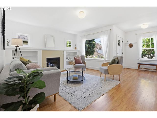 642 Ne HOLLAND St, Portland, OR 97211