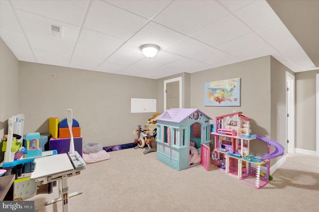 2584 HEPPLEWHITE DR, York, PA 17404