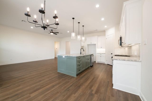 336 Camellia Drive, Hewitt, TX 76643
