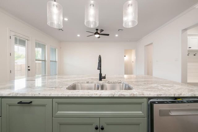 336 Camellia Drive, Hewitt, TX 76643