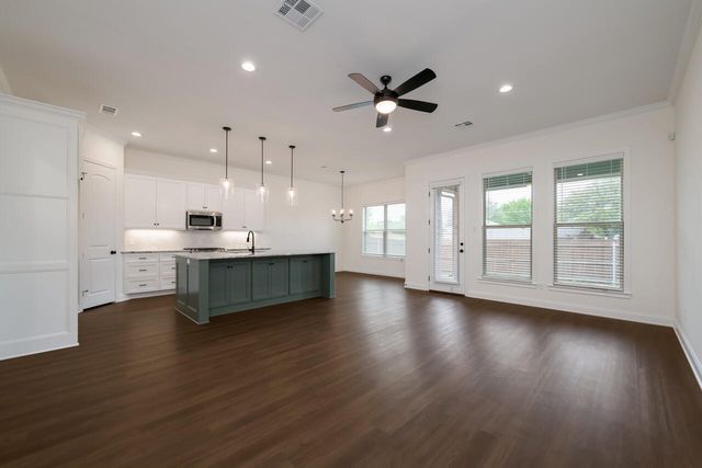 336 Camellia Drive, Hewitt, TX 76643