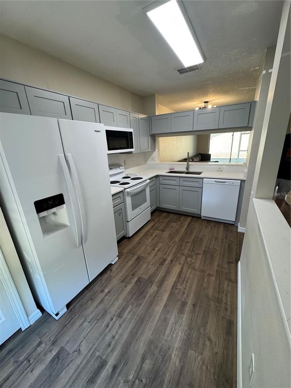 Image 3 of property listing at 1315 STANDRIDGE DRIVE, Wesley Chapel, FL 33543